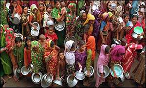 La popolazione bengalese affamata mentre attende la razione di viveri