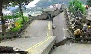 Un ponte crollato a Taiwan a causa del violento sisma
