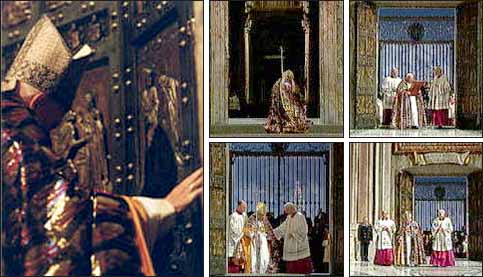 Il Santo Padre mentre apre la porta santa